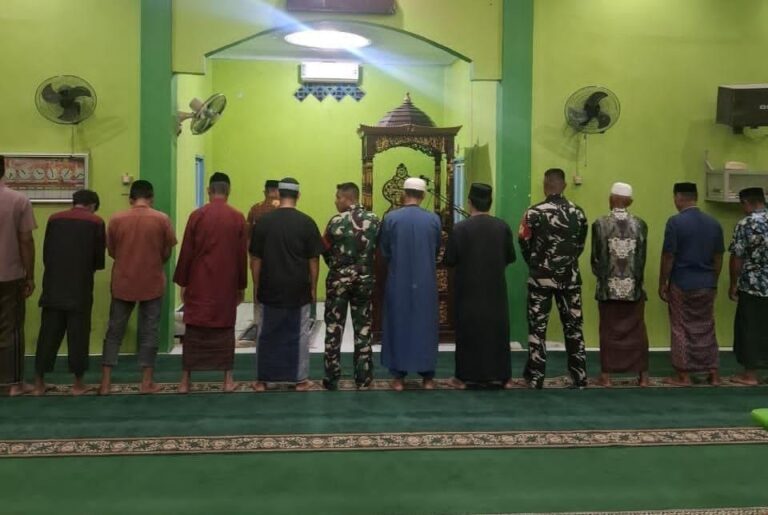 Sholat Subuh Berjamaah Keliling, Koramil Galesong Perkuat Silaturahmi dan Kedekatan dengan Masyarakat