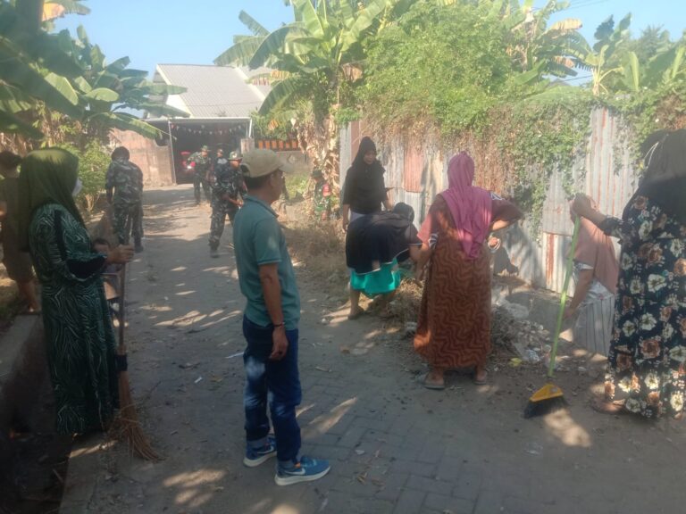 Koramil 1426-03/Galut Bersama Warga Gotong Royong Bersihkan Selokan dan Bahu Jalan