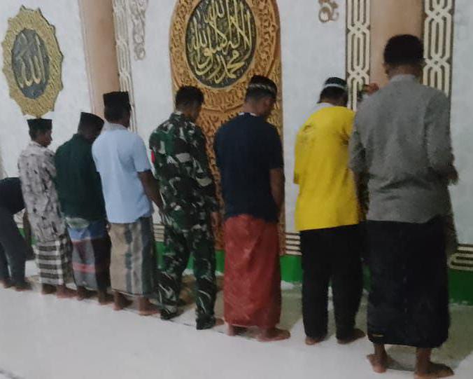 Perkuat Silaturahmi, Koramil Galut Intensifkan Sholat Subuh Berjamaah Keliling Bersama Warga