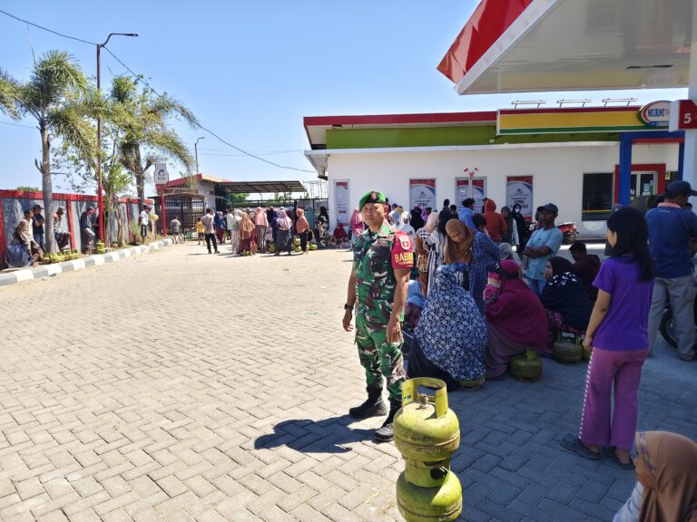 Diserbu Warga, Babinsa Kalukuang Sigap Amankan Antrean Gas LPG di SPBU