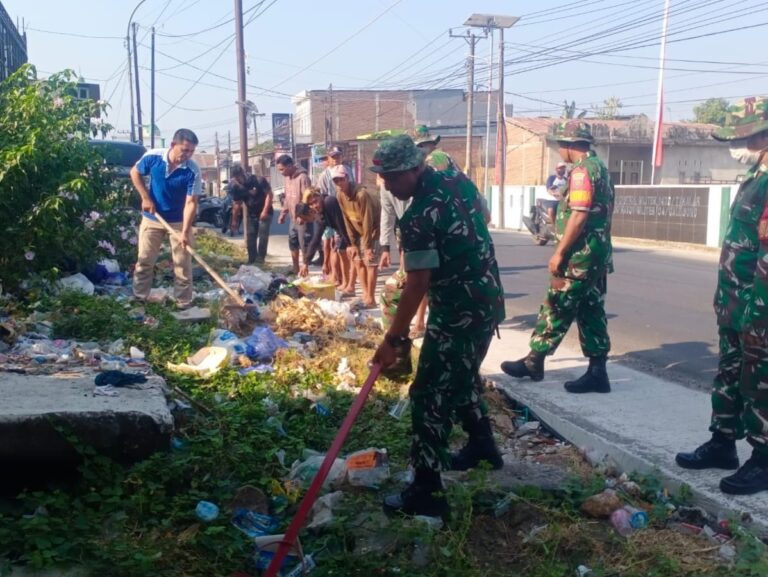 Perang dengan Sampah, Personel Koramil dan Warga Bersihkan Jalan Poros Desa Tarembang
