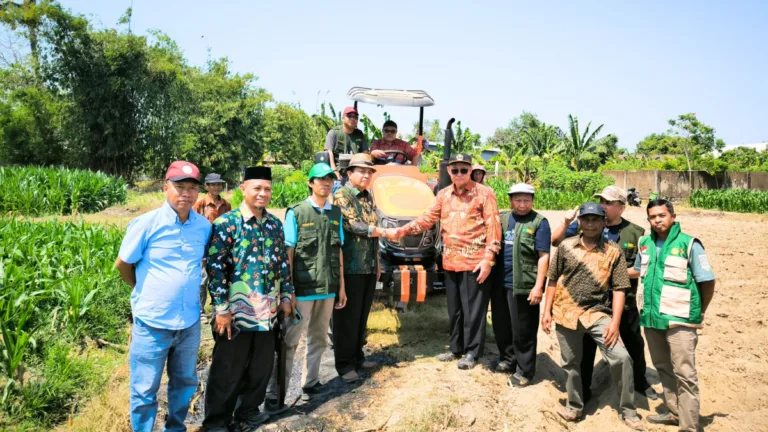 Kadis Pertanian Takalar Hadiri Penyerahan Traktor Roda Empat Bantuan Gubernur Sulsel