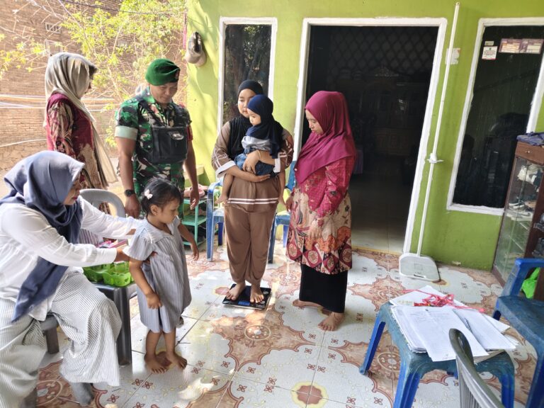 Babinsa Dampingi Posyandu di Dusun Salewatang, Dukung Kesehatan dan Tumbuh Kembang Anak
