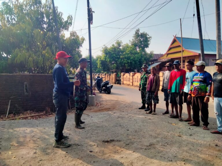 Koramil Polsel Bersama Warga Gelar Karya Bakti, Bersihkan Saluran Air dan Bahu Jalan di Moncongkomba