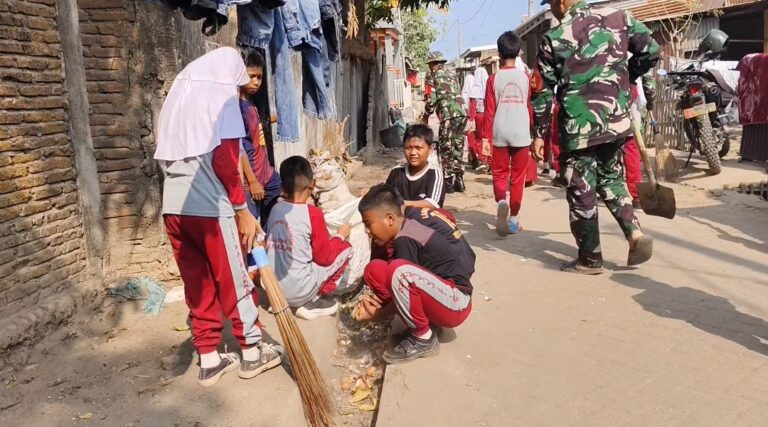 Babinsa Koramil 1426-04/Galesong, Siswa, dan Warga Galesong Gotong Royong Bersihkan Drainase untuk Cegah Genangan