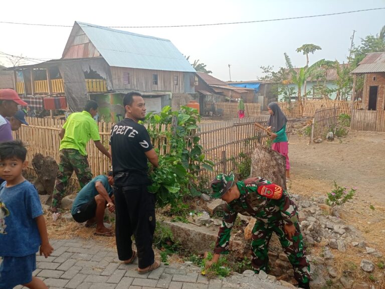 Koramil 1426-06/Mapsu Bersama Warga Gelar Karya Bakti, Bersihkan Saluran Air dan Bahu Jalan di Lingkungan Embaya