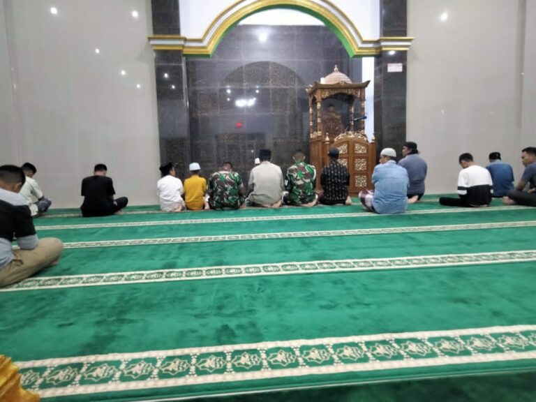 Perkuat Silaturahmi dan Kedekatan dengan Warga, Koramil Pattallassang Rutin Gelar Sholat Subuh Berjamaah Keliling