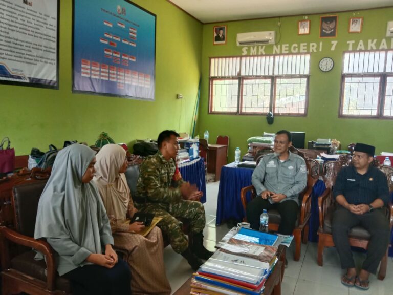 Babinsa Pakkabba Sosialisasikan Rekrutmen TNI AD di SMKN 7 Takalar, Tegaskan Penerimaan Prajurit Gratis