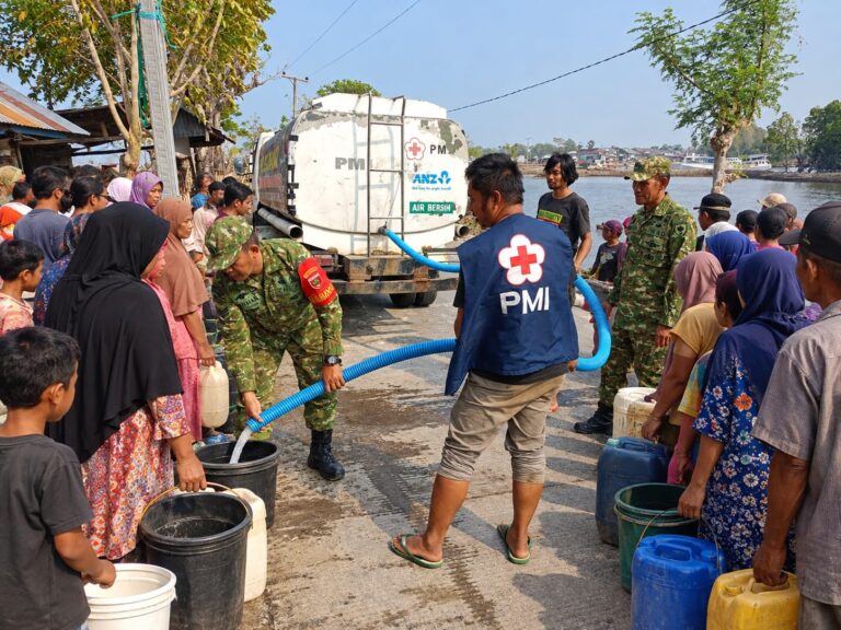 Peduli Warga di Musim Kemarau, Danramil 1426-06/Mapsu Bersama PMI Takalar Salurkan Bantuan Air Bersih untuk Masyarakat Paria Lau