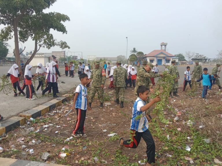TNI dan Siswa SDN Boddia Gotong Royong Bersihkan Dermaga Galesong